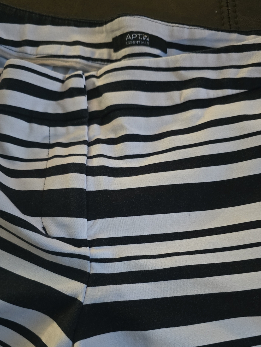 Apt. 9 Black and White Horizontal Stripe Shorts Sz 8
